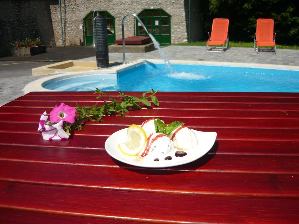 Ezuestfenyo Hotel Telkibánya Esterno foto
