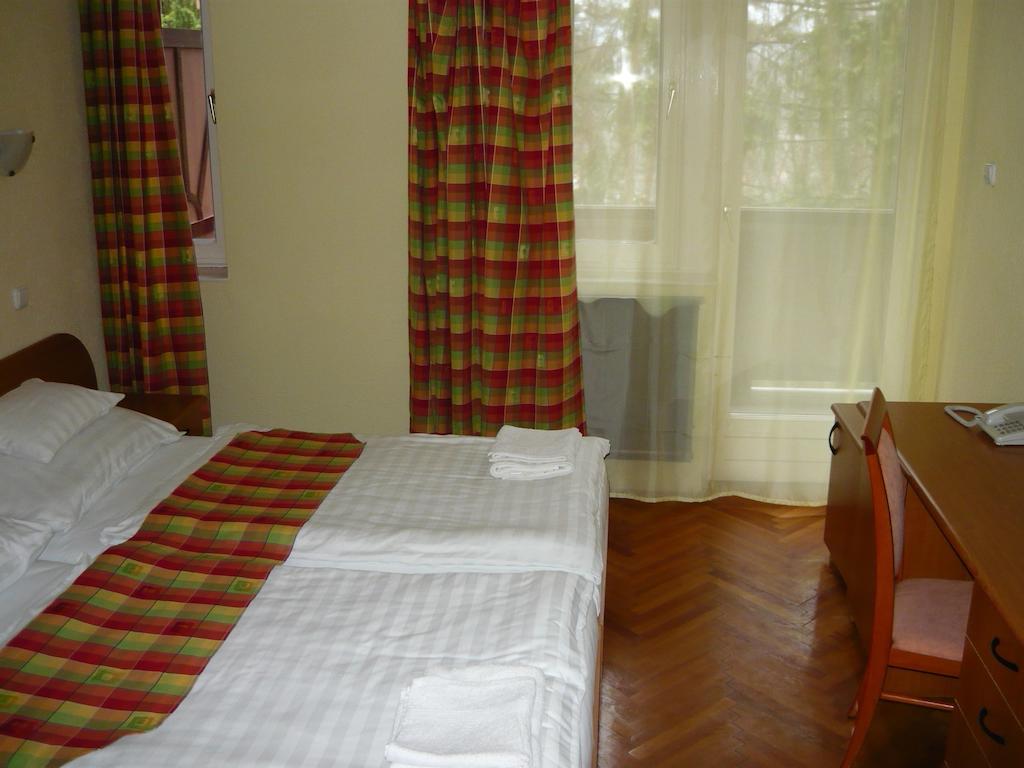 Ezuestfenyo Hotel Telkibánya Esterno foto