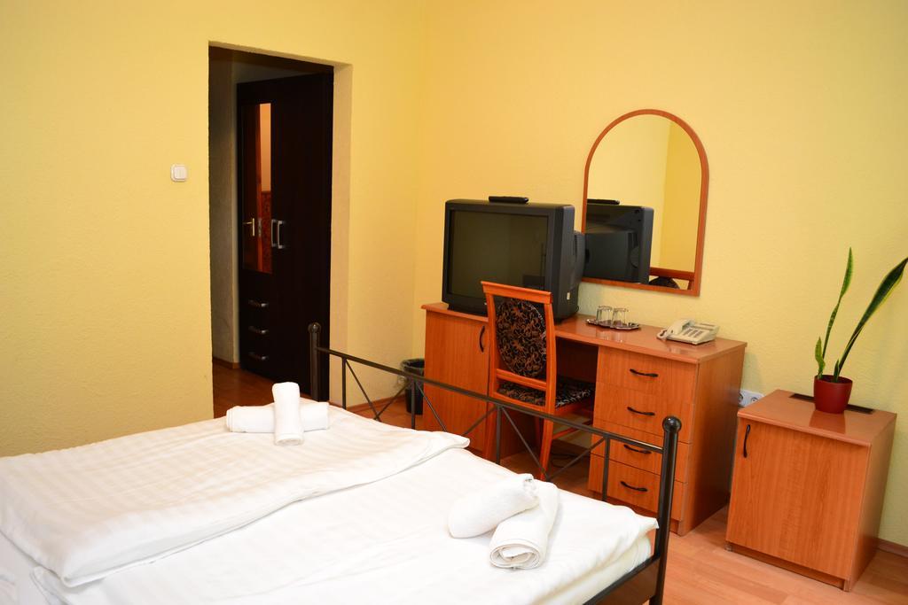 Ezuestfenyo Hotel Telkibánya Esterno foto