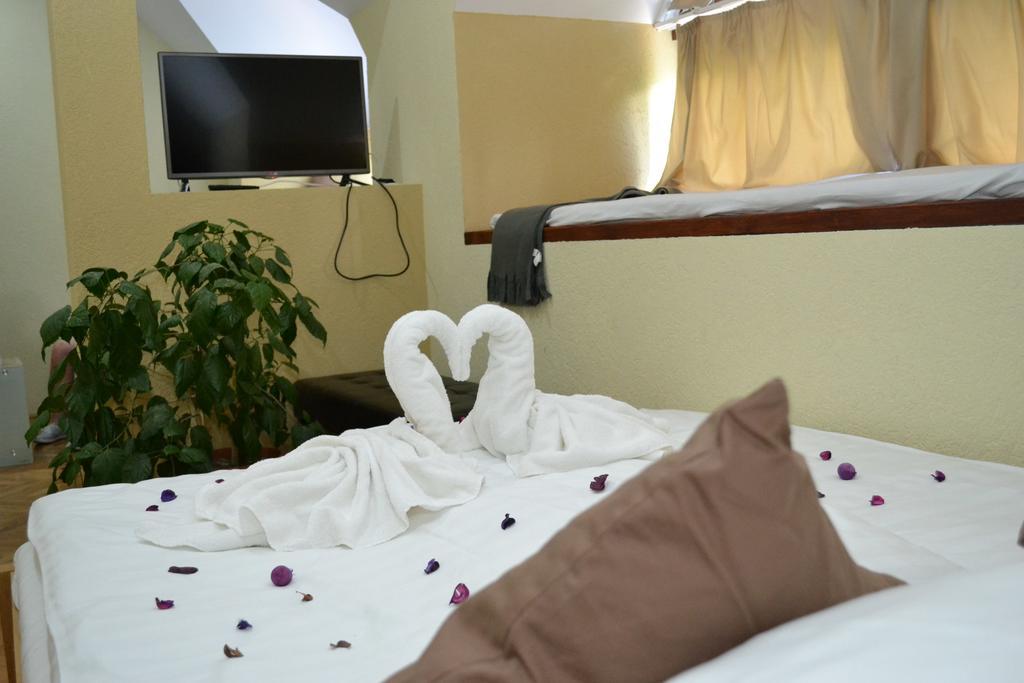 Ezuestfenyo Hotel Telkibánya Esterno foto